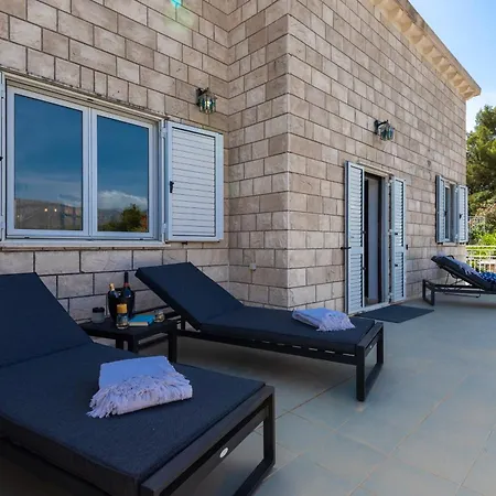 Elixir Villa